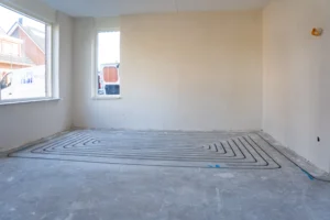 Vloerverwarming combineren met PVC, laminaat of tegels: dit moet je weten